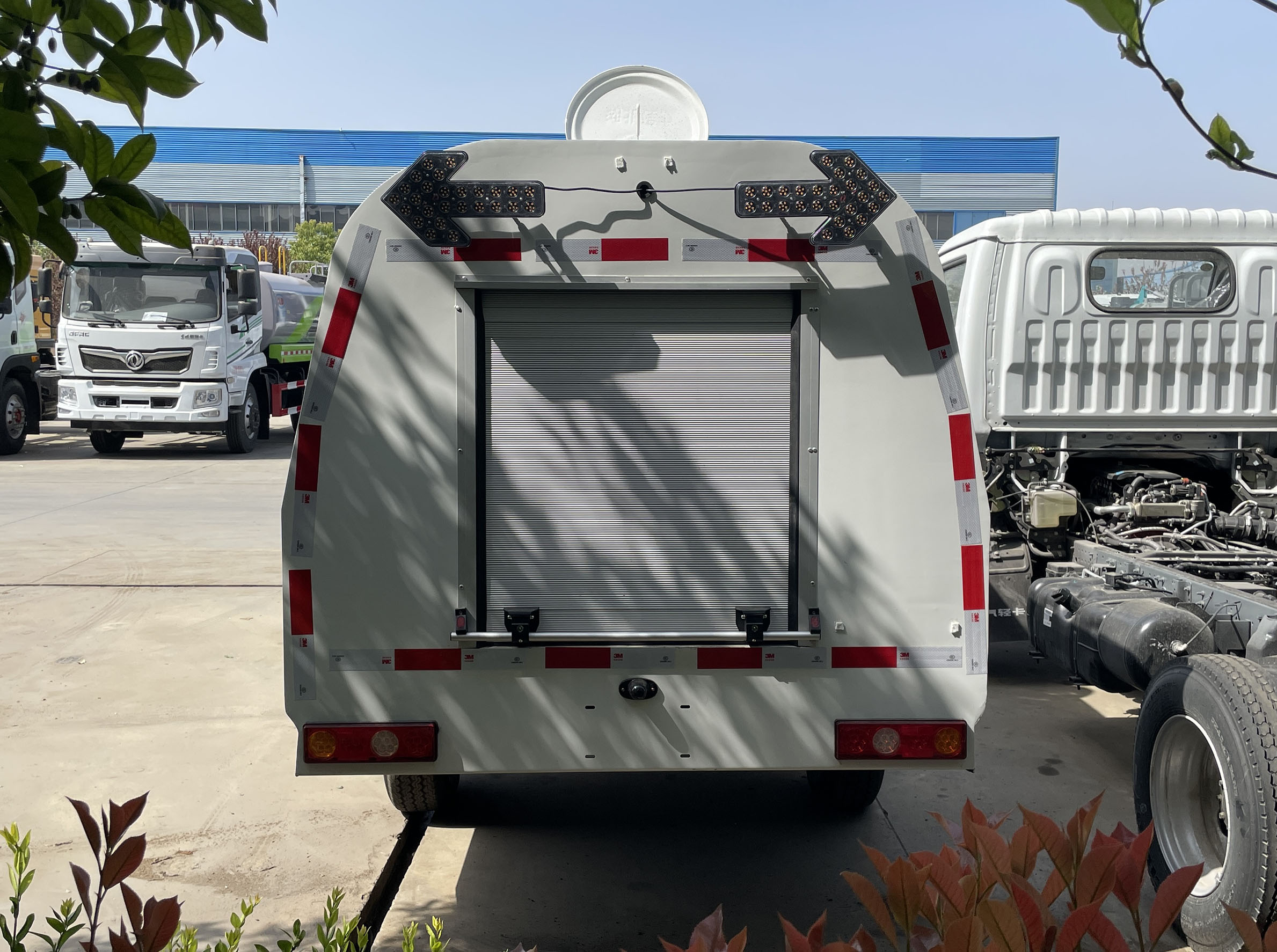 東風(fēng)途逸純電動多功能路面養(yǎng)護車圖片5