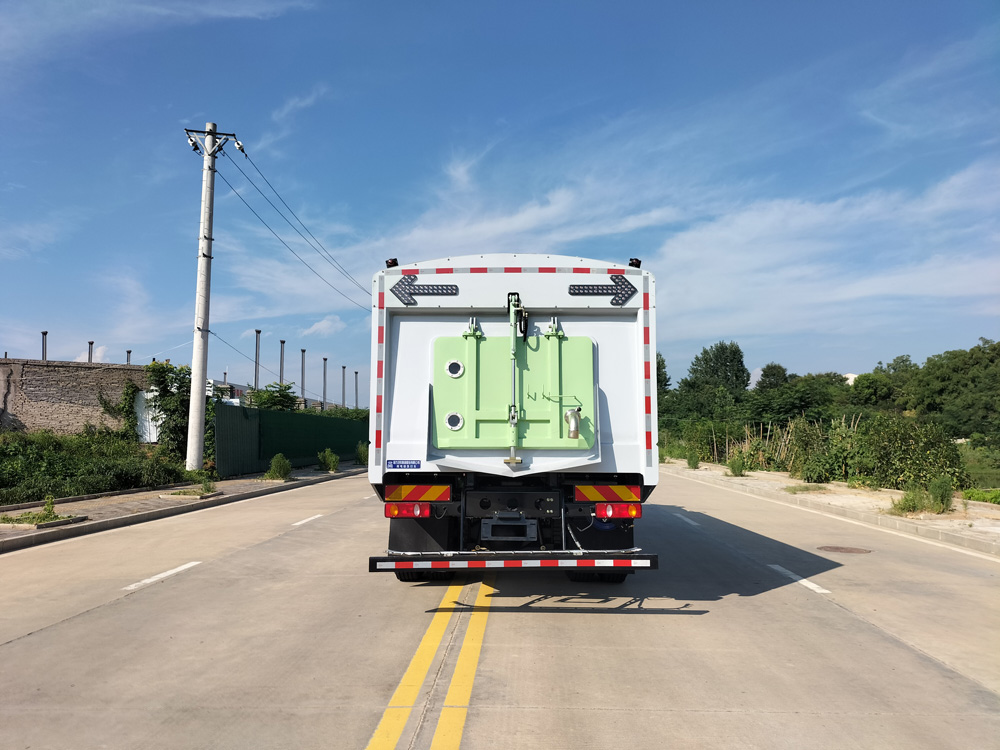 新款東風(fēng)4x2純電動16m3道路清掃車多功能綠色灑水吸塵器電動汽車圖片5
